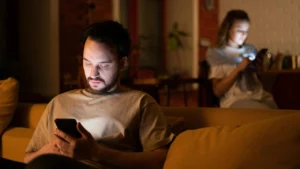 Leia mais sobre o artigo Usa o iPhone à noite? Ative esta função para proteger os olhos